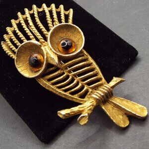 ART JEWELRY 1970'S FRANTIC FRENETIC GOLDEN OWL W/ GLASS GOOGLY EYES PIN 13